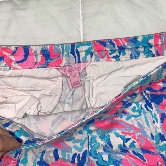 Lilly Pulitzer Hazelle Stretch Short Coral Cracked Up Print Size 00 - Picture 5 of 7